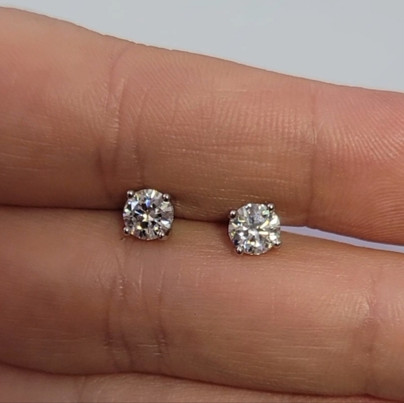 Elegant 1ct Certified Moissanite Silver Stud Earrings - Picture 6 of 9